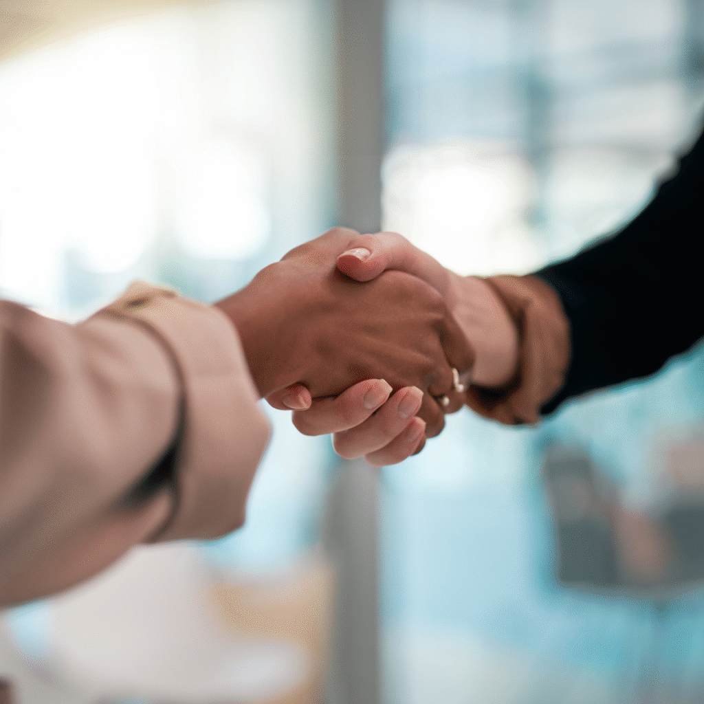 personas estrechando manos