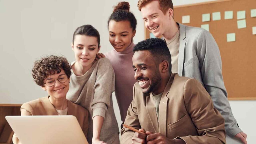 Equipo de trabajo mirando una computadora